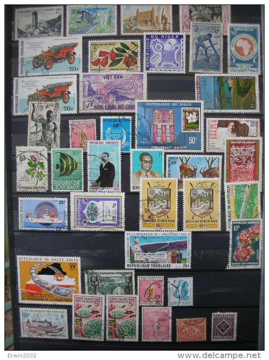3 à 4000 timbres  France, colonies et monde oblitérés et quelques neufs