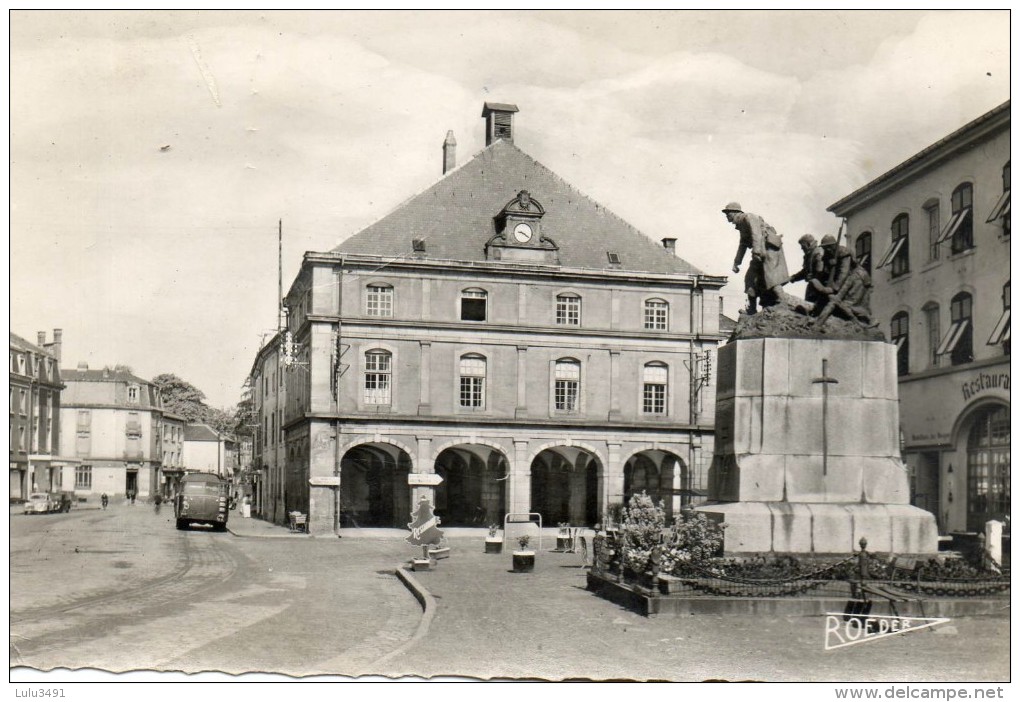 CPSM - RAON-l'ETAPE (88 )- Aspect De La Rue , De L´ Hôtel De Ville Et Du Monument Aux Morts En 1950 - Raon L'Etape