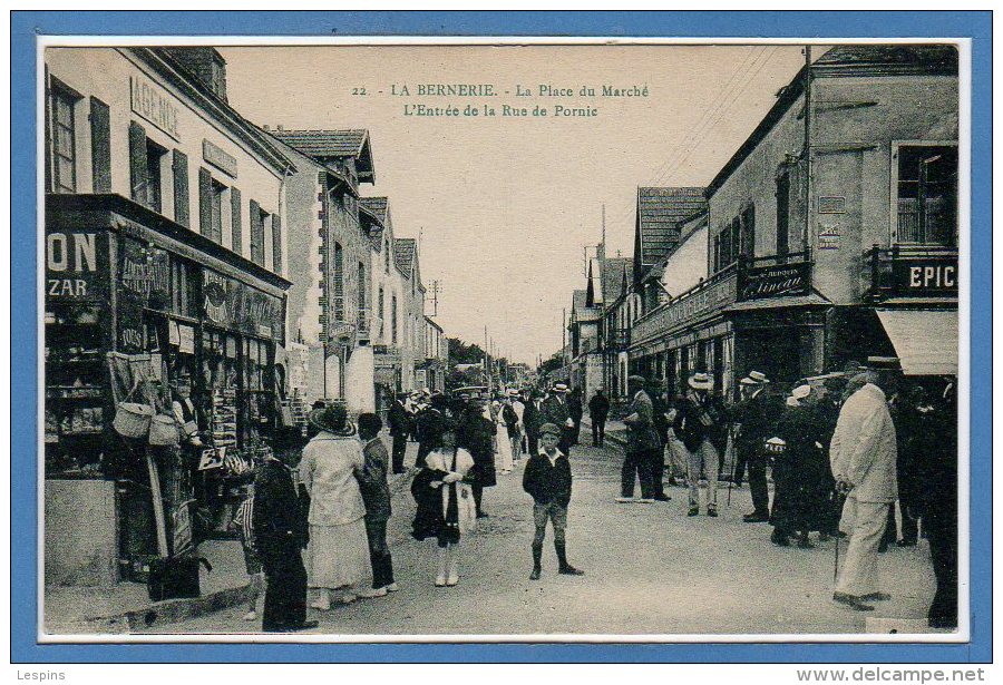 44 - La BERNERIE -- La Place  Du Marché.... - La Bernerie-en-Retz