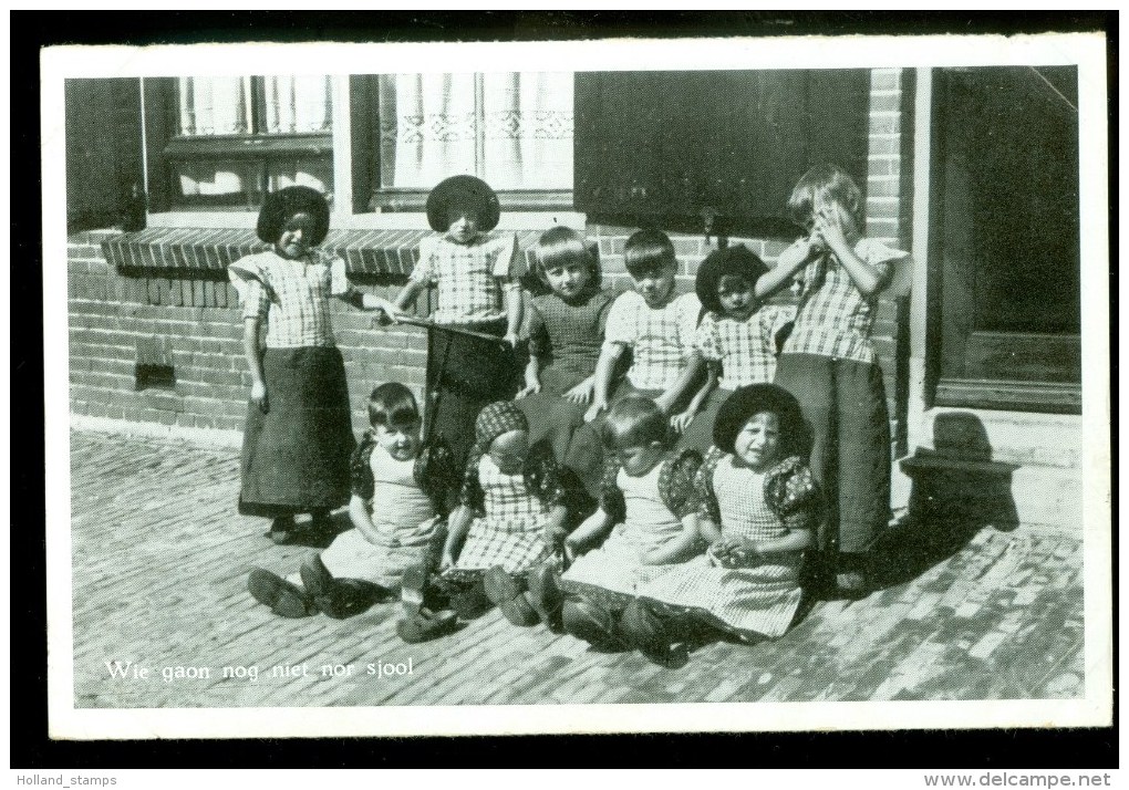 SPAKENBURG * Wie Gaon Nog Niet Nor Sjool * ANSICHTKAART * CPA *   (3558Q) - Spakenburg