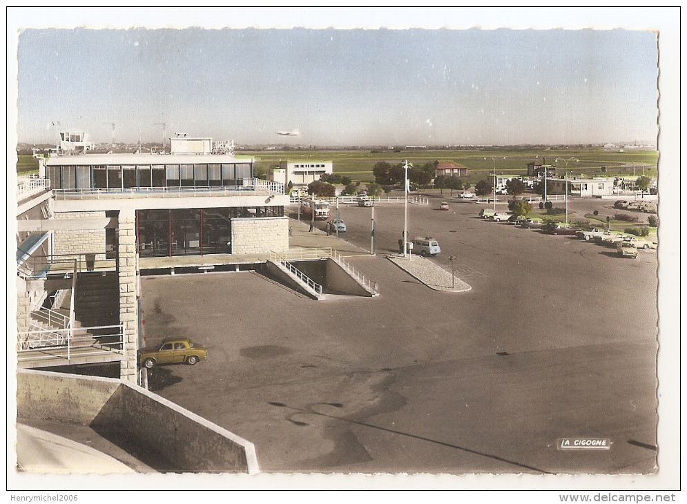 Aviation - Lyon Bron L'aérogare - Les Parkings , Les Pistes Appareil Au Décollage - Aerodrome