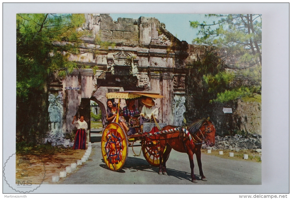 Philippines Postcard - A Calesa Before The Entrance To Fort Santiago Inside The Intramuros, Manila - Filipinas