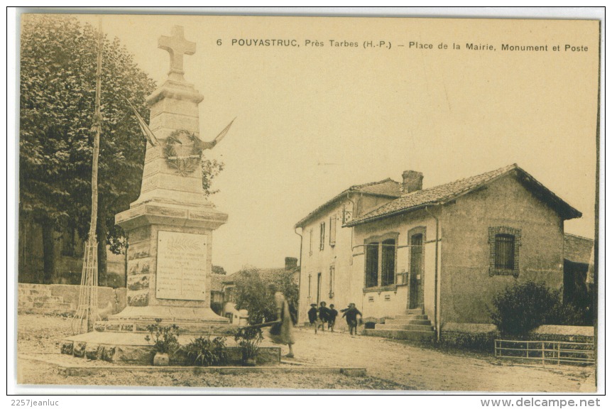 CP 65 - Pouyastruc  Place De La Mairie  Monument Et Poste - Pouyastruc