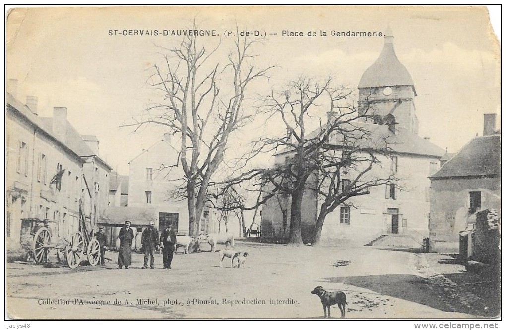 SAINT GERVAIS Cpa(63) Place De  La Gendarmerie -  Belle Animation -@@rare@@ - Saint Gervais D'Auvergne