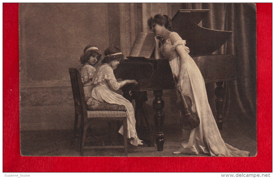 CPA - 2 Fillettes Au Piano Surveillés Par Une Jeune Femme Tenant Un Violon à La Main. - Abbildungen
