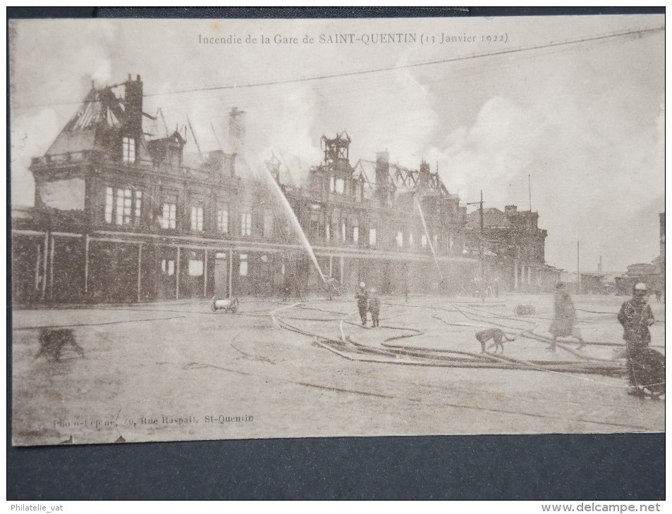 FRANCE- CARTE POSTALE DE  L INCENDIE DE LA GARE DE ST QUENTIN AVEC POMPIERS ET LANCE A INCENDIE  A VOIR LOT 2496 - Saint Quentin