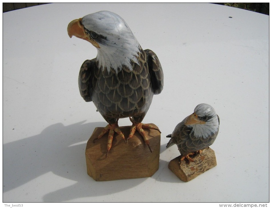 Aigle Sculpté En Bois Peint - Hauteur 17 Cm  Largeur 7.5 Cm  - Avec Son Petit Ht 9.5 Cm L 4.5 Cm - Travail Artisanal - Legni