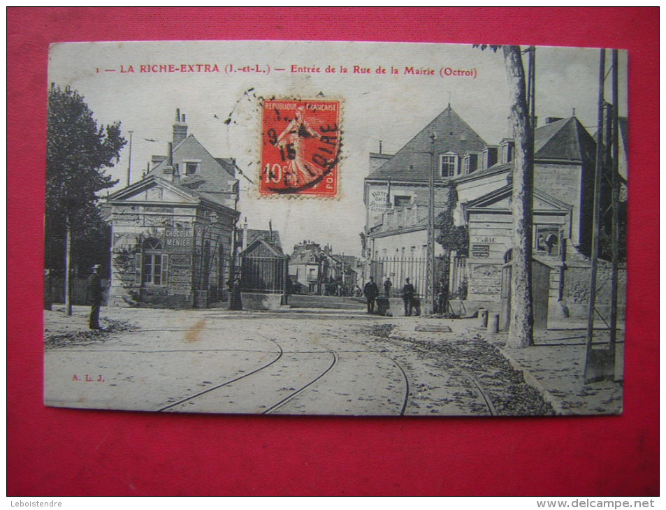 CPA    37  LA RICHE EXTRA  ENTREE DE LA RUE DE LA MAIRIE ( OCTROI )  ANIMEE  VOYAGEE  1915 TIMBRE - La Riche