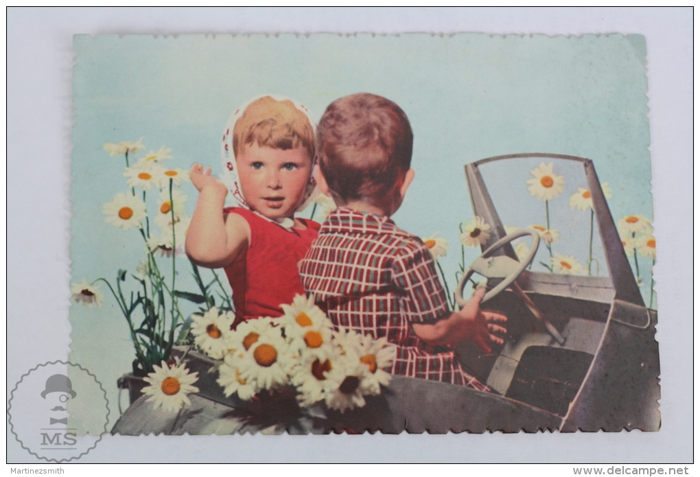 Vintage Children Postcard -  Boy And Girl In Small Toy Car - Escenas & Paisajes