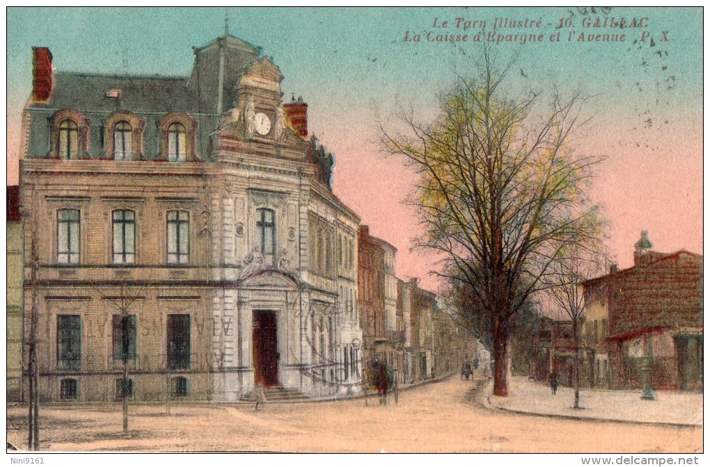 CPA  10.  --  DPT 81  --  GAILLAC  --  LA  CAISSE  D ´ EPARGNE  ET  L ´ AVENUE  --  ANIMEE  AVEC  CALECHES  A  CHEVAL - Gaillac