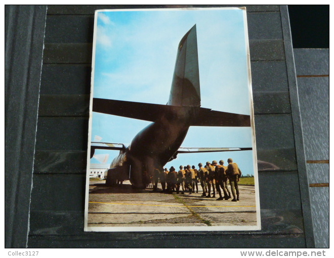 Transall C-160 - Vue Arriere Du Transall Pendant L'embarquement - 1973 -carte De Grande Dimension 12.5°17.5 Cm - Parachutespringen