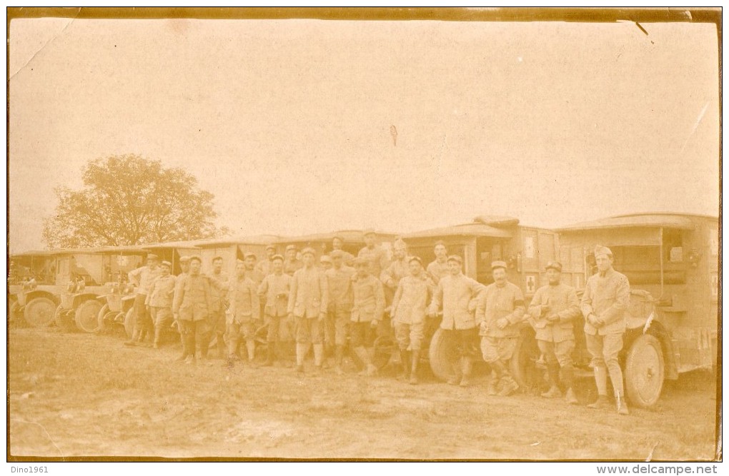 CPA 1312 - MILITARIA - Carte Photo Militaire - Croix - Rouge - Alignement D ´ Ambulances Militaires - Matériel