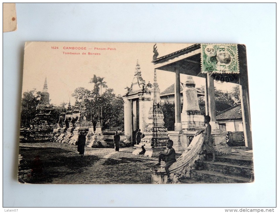 Carte Postale Ancienne : CAMBODGE : PNOM-PENH : Tombeaux De Bonzes, En 1916 - Cambodge