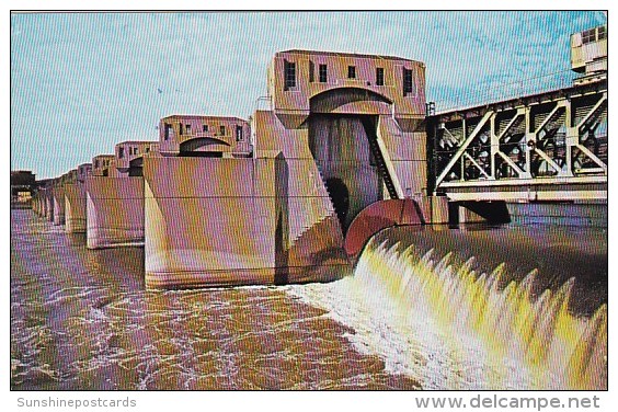 Mississippi Dam No 15 Davenport Iowa - Davenport