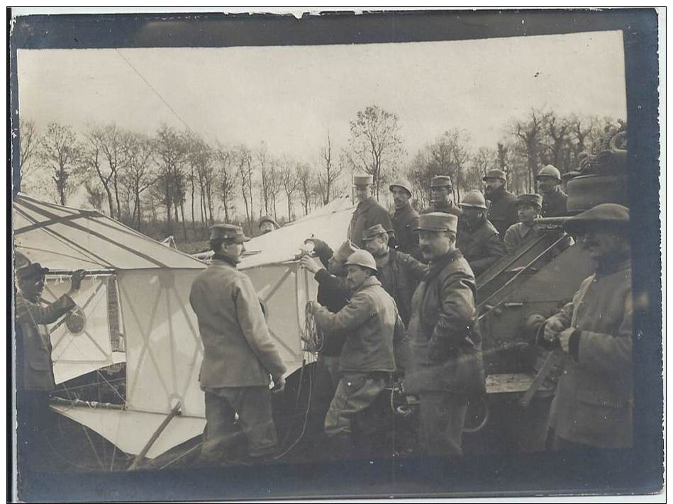 Photo Guerre 1914-18 - Cerf-volant Du Capitaine Dorand Avant Son Envol - à Droite Un Autotreuil De Cocquot Latil - War, Military