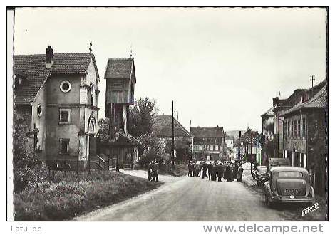 Puttelange  57    La Route De Sarreguemines Tres Tres Animée Voitures Et Eglise Provisoire - Puttelange