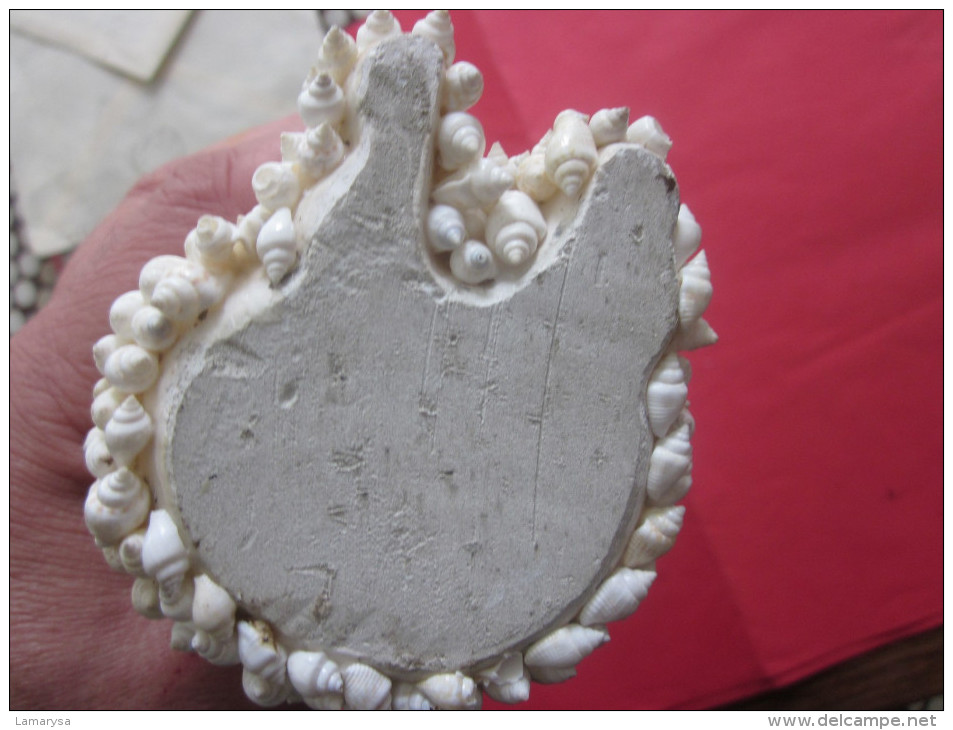 Chien Blanc Oreilles Marron Composé De Petits Coquillages De Nouvelle Calédonie Sur Structure Argile Blanc Ou Composite - Coquillages