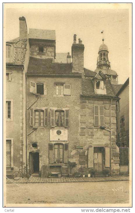 03 - MOULINS - Vieille Maison, Plaque Commémorative Du Passage De Jeanne D'Arc (9 Novembre 1429) - Moulins
