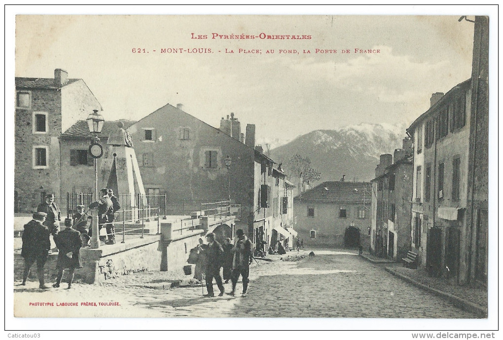 MONTLOUIS (Pyrénées Orientales) La Place - Le Monument Dagobert - Au Fond, La Porte De France - Animée - Autres & Non Classés