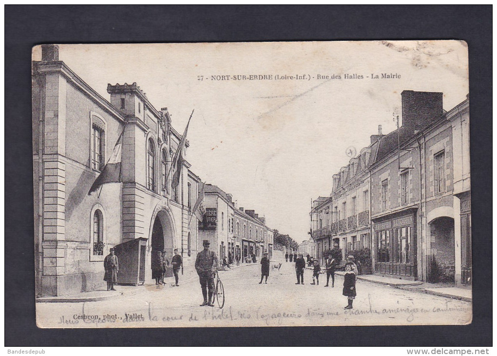 Nort Sur Erdre (44) - Rue Des Halles - Mairie ( Animée Cachet Militaire Centre D´ Instruction Phot. Cesbron) - Nort Sur Erdre