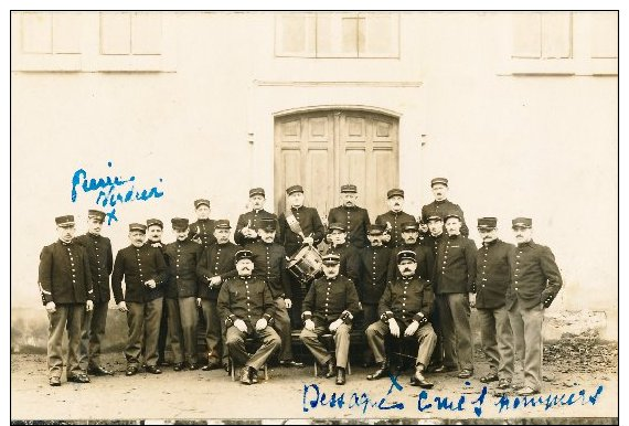 Soldats Sous Officier Et Officiers Avec Musiciens En 1914.1918 - Personnages