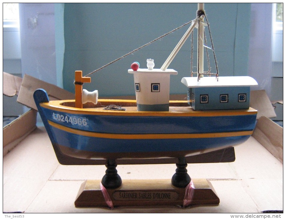 Maquette Bateau En Bois  -  Sardinier Des Sables D'Olonne  -  18  X  16.5 Cm  -  333 Grs - Bâteaux