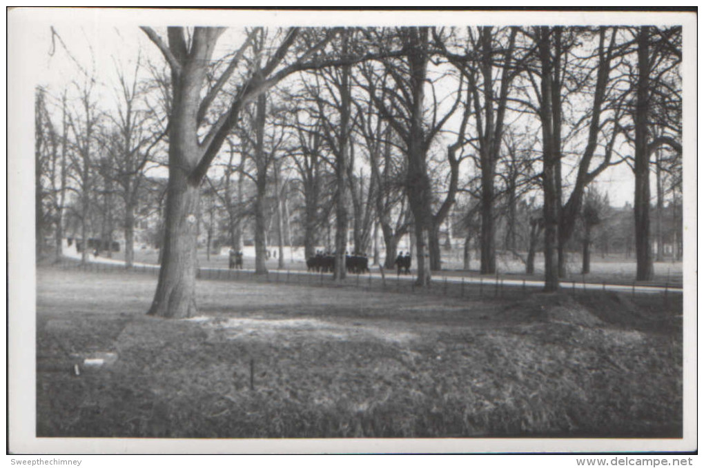 RP CAMBRIDGE KING'S COLLEGE CHRISTMAS ON THE WAY TO EVENSONG WRITTEN TO THE BACK OF THIS PLAIN BACK POSTCARD PHOTO CARD - Cambridge