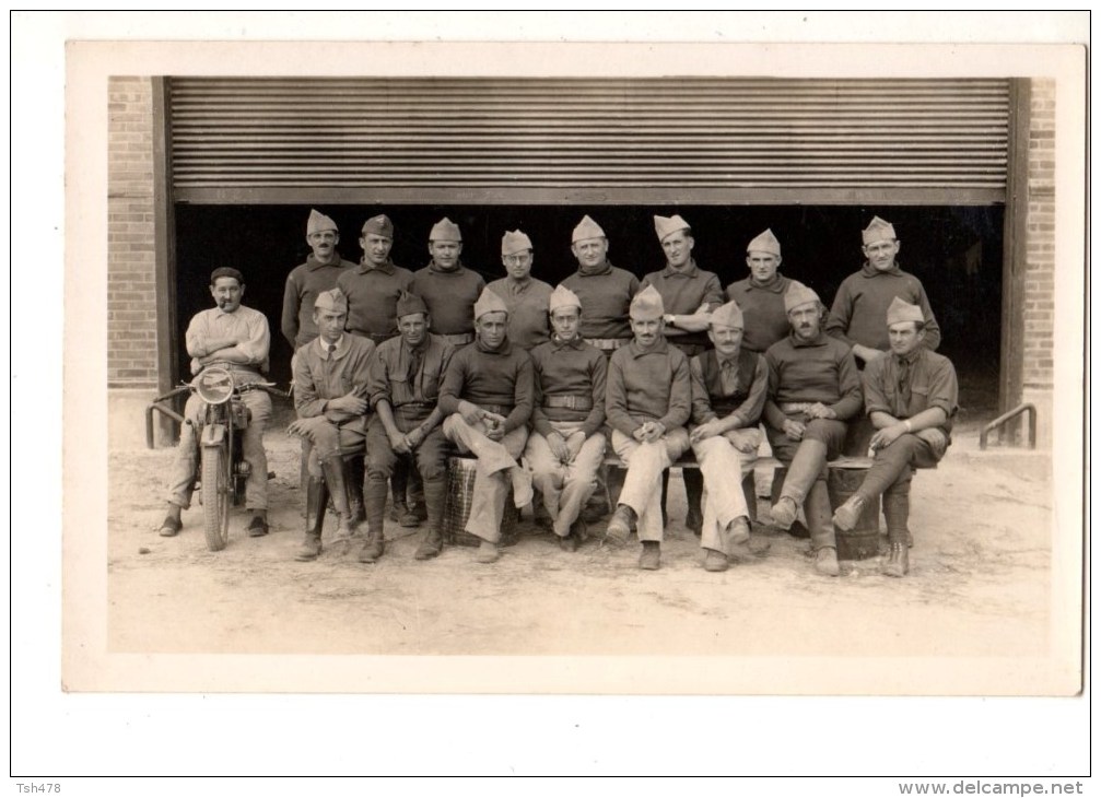 C P A-CARTE PHOTO--MILITARIA---GROUPE DE MILITAIRES Au Repos---voir 2 Scans - Casernes