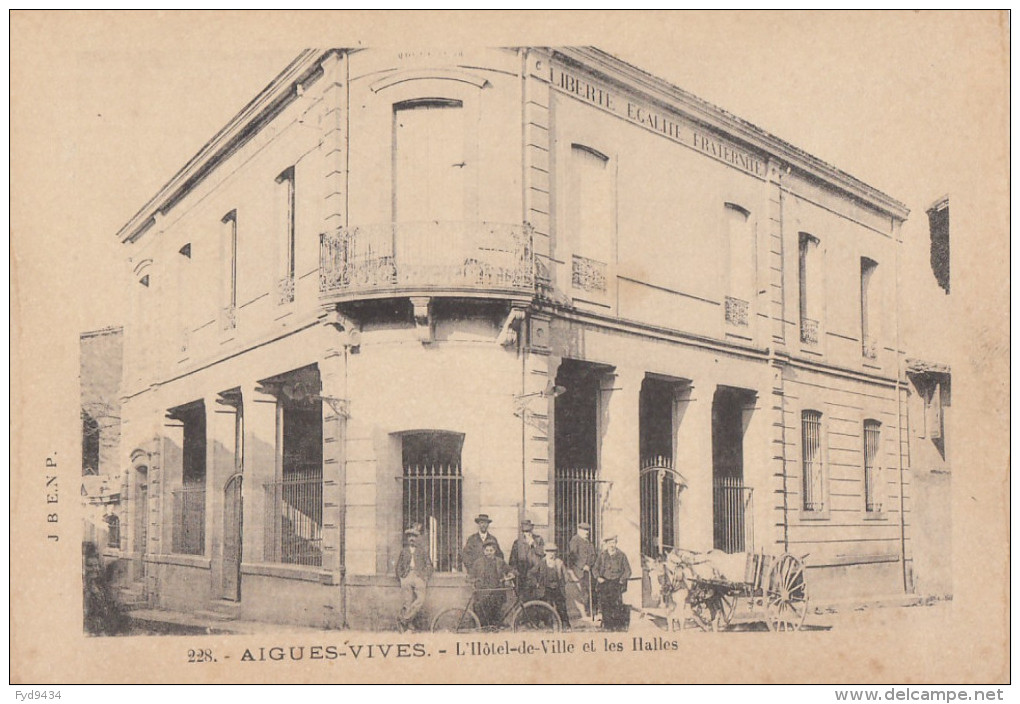 CPA - Aigues Vives - L'Hôtel De Ville Et Les Halles - Aigues-Vives