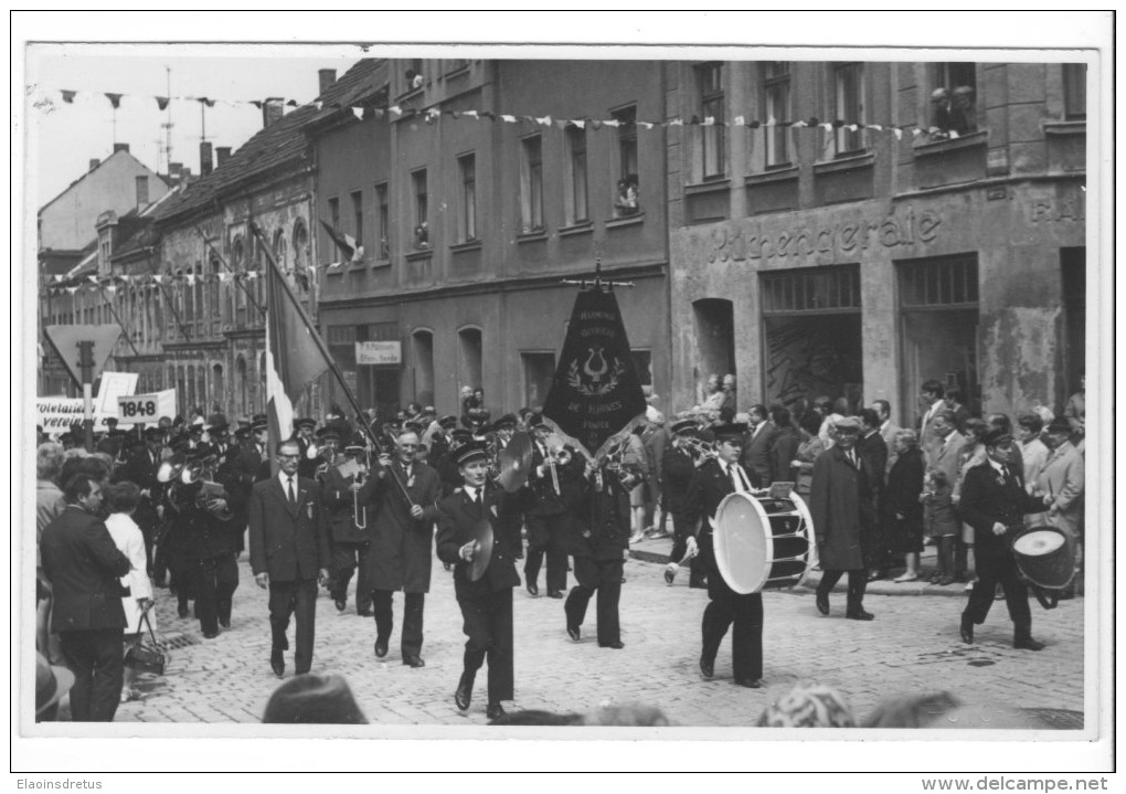 Carte-photo Harnes (62) - L'Harmonie Ouvrière Défilant à Falkenstein (ex-RDA) En 1969. Bon état, Non Circulé. - Harnes