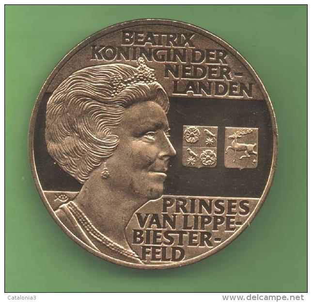 HOLANDA  - MEDALLA 37 Mm GRAVIN VAN - BEATRIX - Collections