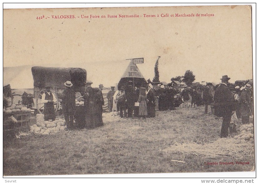 VALOGNES. - Une Foire. - Tentes à Café Et Marchands De Melons - Valognes