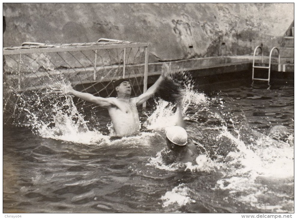 51Au   Grande Photo Natation Cercle Des Nageurs De Marseille Match De Water Polo Le Tireur Et Le Goal Gardien - Natation