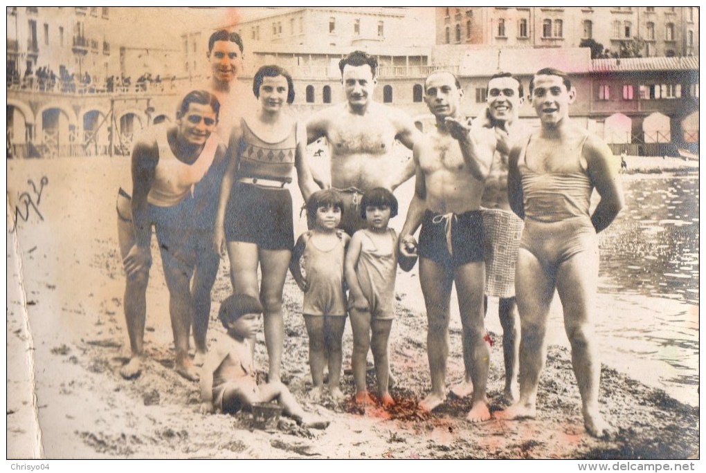 51Au  Carte Photo Natation Cercle Des Nageurs De Marseille Un Groupe En Famille à La Plage En 1930 - Swimming