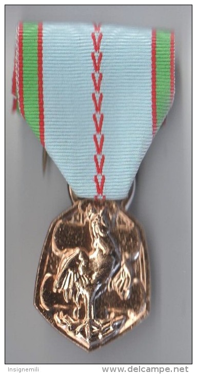 MEDAILLE COMMEMORATIVE GUERRE 1939-1945  REPUBLIQUE FRANCAISE, Dorée - Frankreich