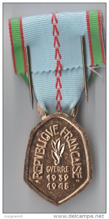 MEDAILLE COMMEMORATIVE GUERRE 1939-1945  REPUBLIQUE FRANCAISE, Dorée - France