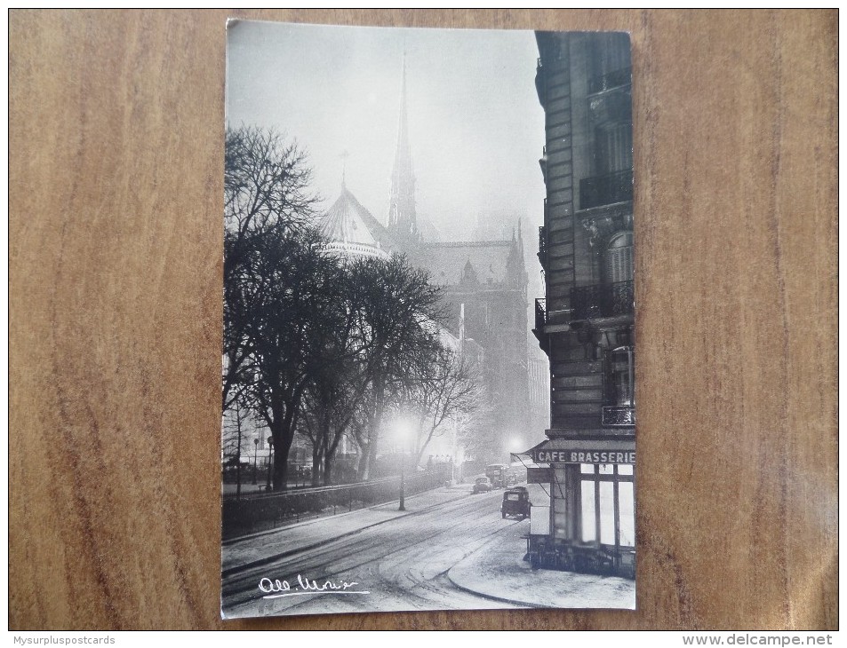 43001 POSTCARD:  PAINTING: Albert MONIER (1953) PARIS - Notre-Dame Un Soir De Neige. - Pittura & Quadri