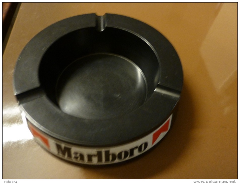 = Cendrier Publicitaire Marlboro - Ashtrays