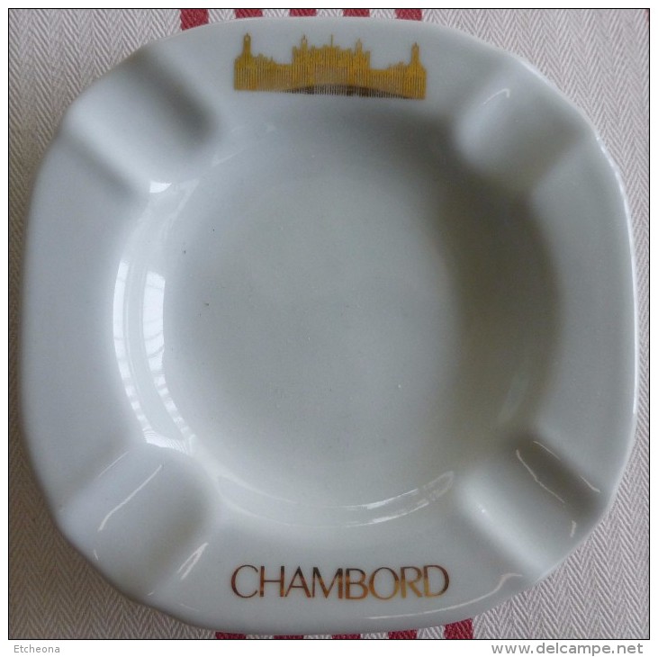 = Cendrier Souvenir De Chambord, Porcelaine Diamètre 11.1cm, épaisseur 1.8cm Et Poids 130g - Porselein