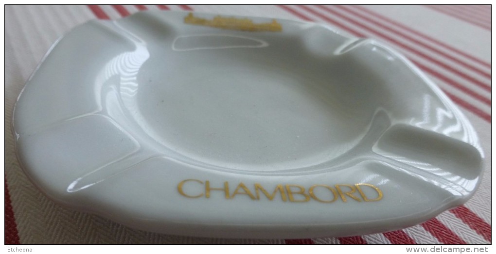 = Cendrier Souvenir De Chambord, Porcelaine Diamètre 11.1cm, épaisseur 1.8cm Et Poids 130g - Porselein