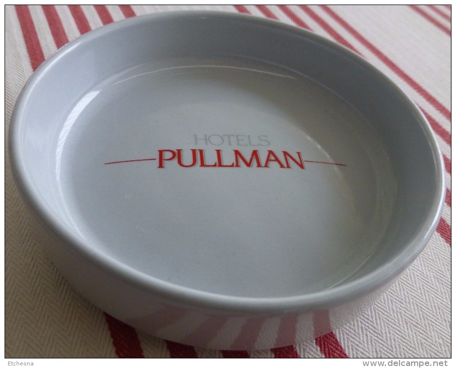 = Cendrier Hôtels Pullman, Porcelaine Diamètre 10.4cm, épaisseur 2.5cm Et Poids 155g - Porcelaine