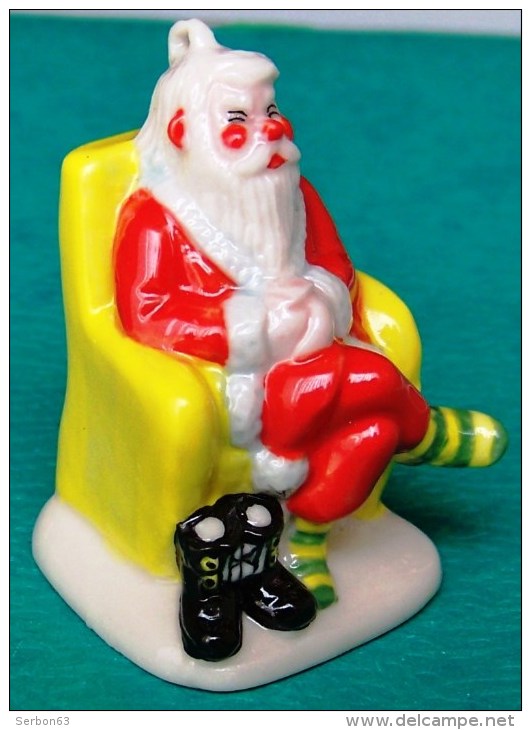 1 MOBILE (PERE NOEL ASSIS DANS FAUTEUIL JAUNE...) SERIE DE NOEL A SUSPENDRE CERAMIQUE NEUVE. - Autres & Non Classés