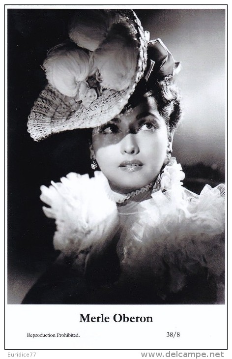 MERLE OBERON - Film Star Pin Up - Publisher Swiftsure Postcards 2000 - Entertainers