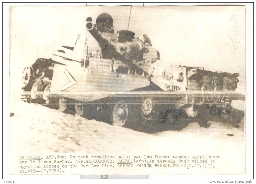 Photo Ancienne  "Un Tank Israélien Saisi Par Les Forces Armées égyptiennes Sur La Ligne Bar-Lev" - 1973 - Krieg, Militär