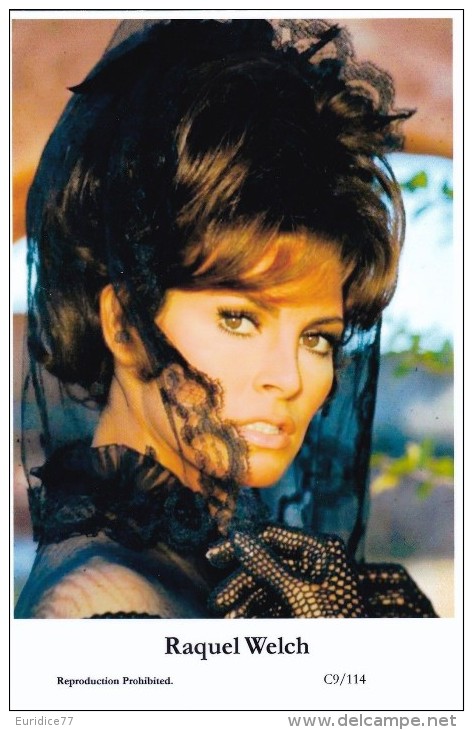 RAQUEL WELCH - Film Star Pin Up - Publisher Swiftsure Postcards 2000 - Entertainers