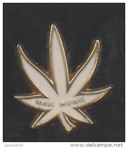 PINS PIN'S PLANTE FLEUR  NATURE VERDURE FLEUR CANNABIS MAVI WOUVIE 31 MMS BLANC - Autres & Non Classés