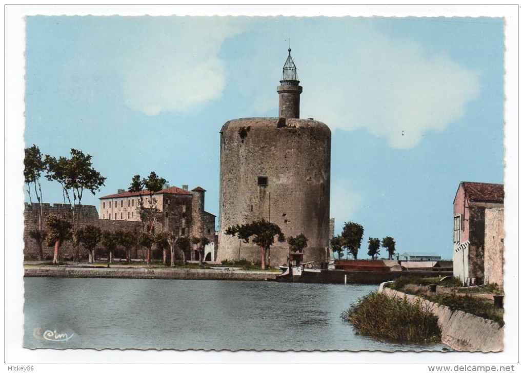 AIGUES-MORTES--1970--Cité Médiévale-La Tour De Constance Et Le Bassin,cpsm 15 X 10 N°2  éd  Combier - Aigues-Mortes