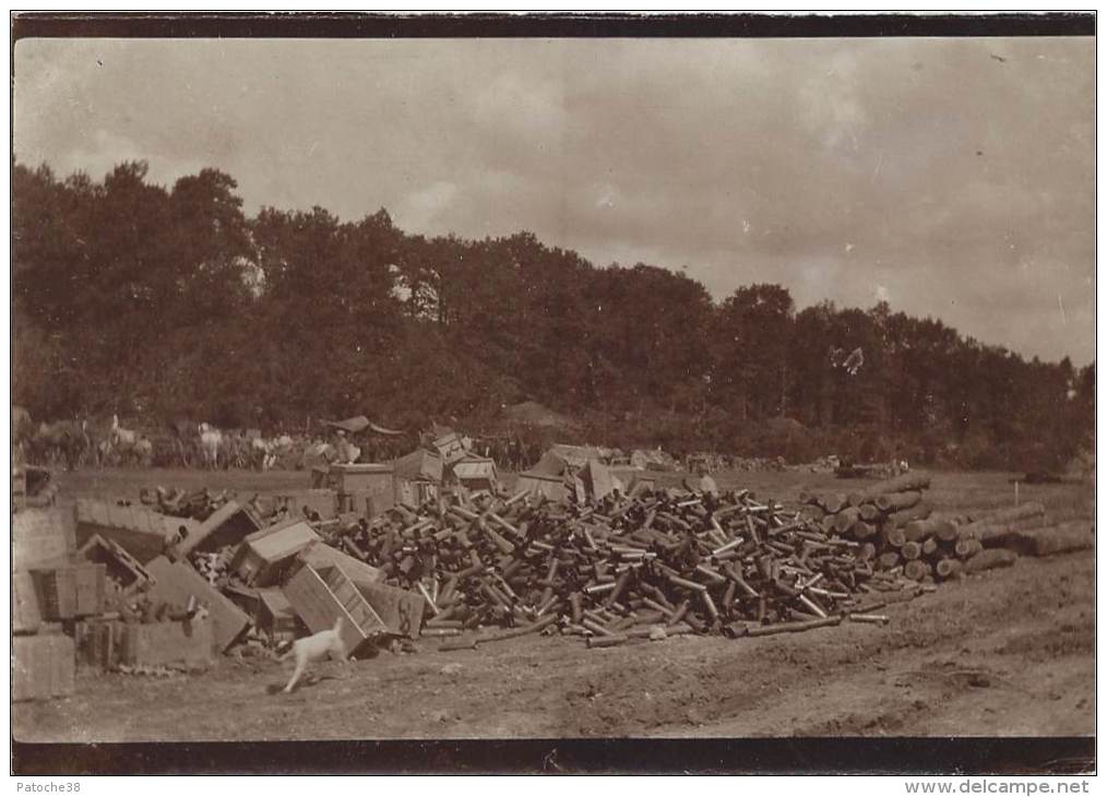 E2 Guerre 1914-18 - Gros Tas De Douilles Vides D'obus Qui Ont été Tirés Sur L'ennemi - War, Military