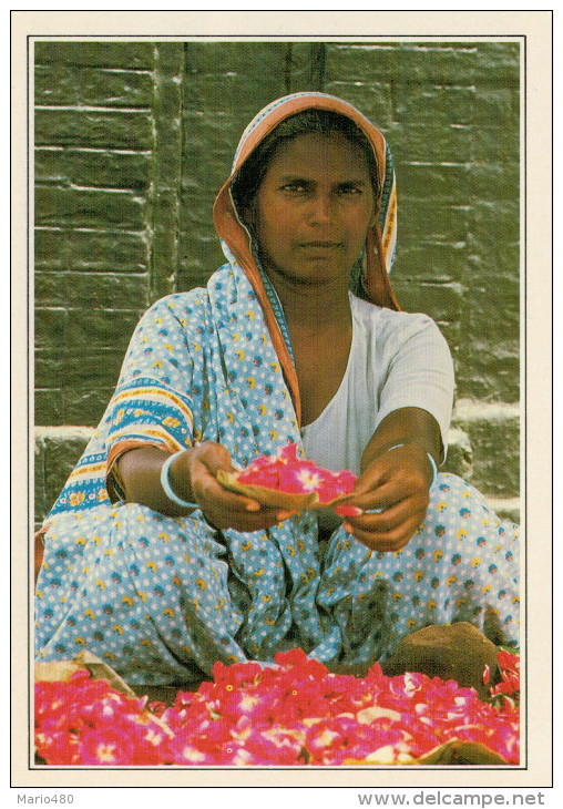 INDIA  DELHI:  VENDITRICE DI FIORI ALL'ENTRATA DI "BIRIA HOUSE"      (NUOVA CON DESCRIZIONE DEL SITO) - India