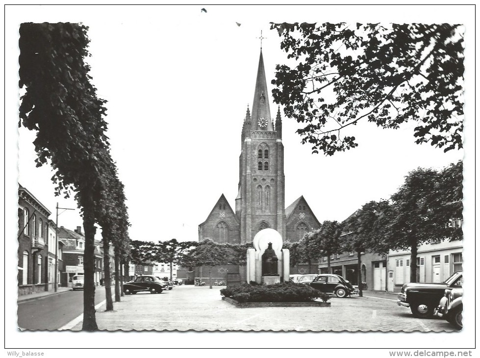 CPA - WINGENE - Kerkplein   // - Wingene